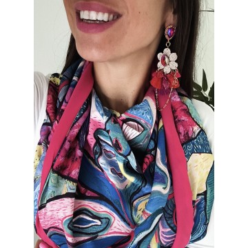 Foulard multicolore bleu fuchsia.