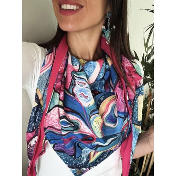 Foulard multicolore bleu fuchsia.