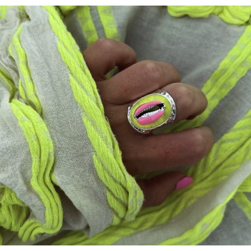 Bague argenté réglable coquillage rose et jaune fluo.