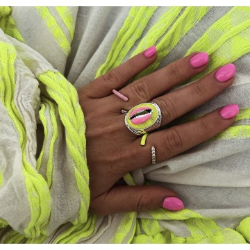 Bague argenté réglable coquillage rose et jaune fluo.