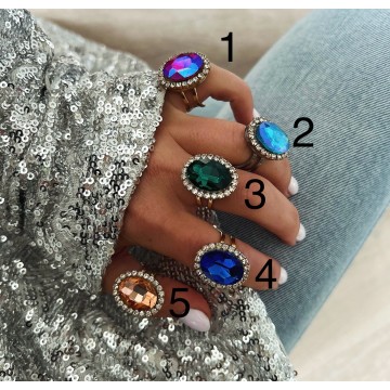 Bague strass et pierre multi-reflets.