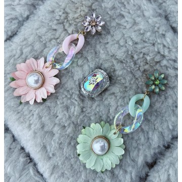 Boucles d'oreilles fleur vert et rose pastel.