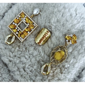 Boucles d'oreilles doré jaune et argenté strass asymétrique.