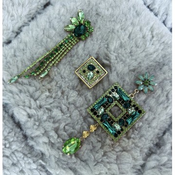 Boucles d'oreilles vert strass asymétrique.