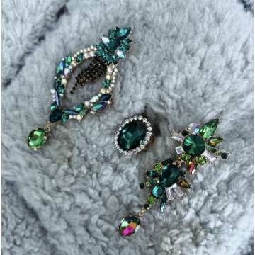 Boucles d'oreilles vert strass asymétrique.