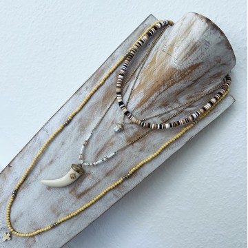 Collier bohème multi-rangs beige et doré.