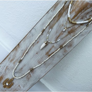 Collier bohème multi-rangs blanc et doré.