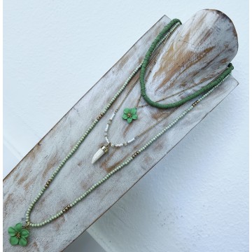 Collier bohème multi-rangs vert fleur.