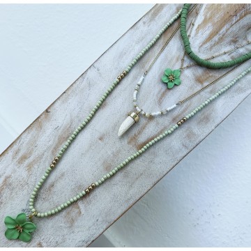 Collier bohème multi-rangs vert fleur.