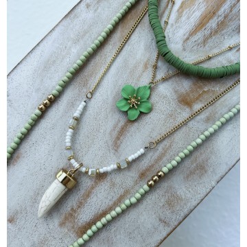 Collier bohème multi-rangs vert fleur.