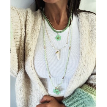 Collier bohème multi-rangs vert fleur.