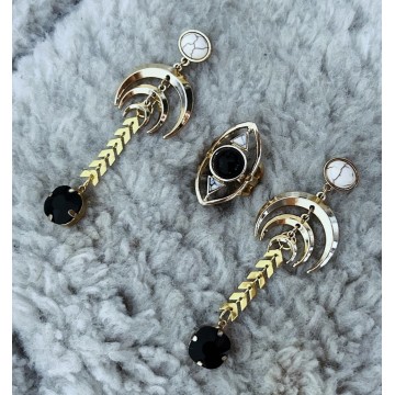 Boucles d'oreilles blanc noir et doré multi cornes.