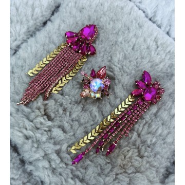 Boucles d'oreilles rose doré asymétrique.