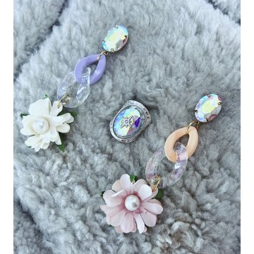 Boucles d'oreilles fleur pastel.