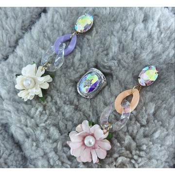 Boucles d'oreilles fleur pastel.