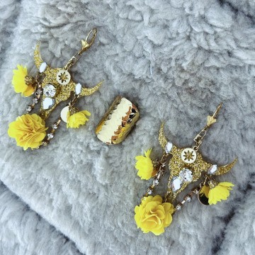 Boucles d'oreilles buffle jaune en mode: strass et pompons.