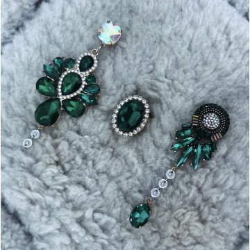 Boucles d'oreilles strass vert.