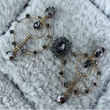 Boucles d'oreilles strass gris anthracite.