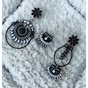 Boucles d'oreilles strass noir et argenté asymétrique.