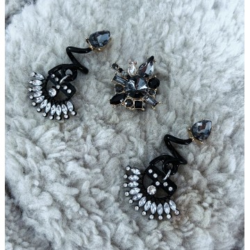 Boucles d'oreilles strass noir et argenté.