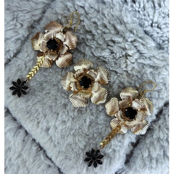 Boucles d'oreilles fleur doré strass noir.