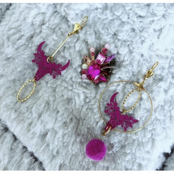 Boucles d'oreilles buffle asymétrique fuchsia.