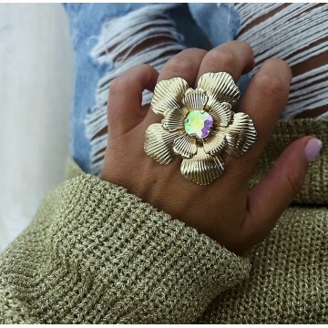 Bague réglable fleur doré strass multi-reflets.