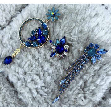 Boucles d'oreilles bohème asymétrique blue strass.