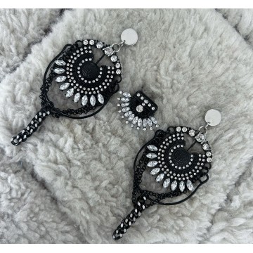 Boucles d'oreilles strass noir et argenté.