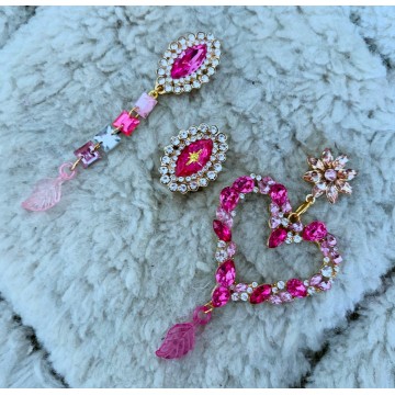 Boucles d'oreilles gold strass asymétrique coeur fuchsia.