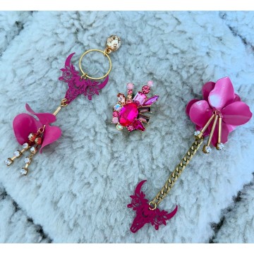 Boucles d'oreilles buffle asymétrique fuchsia.