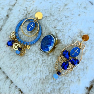 Boucles d'oreilles bohème asymétrique round blue strass.