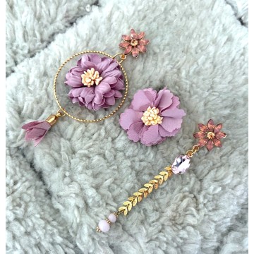 Boucles d'oreilles fleur gold pastel mauve asymétrique.